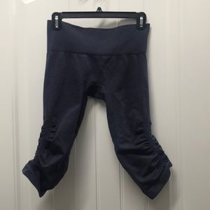 Lululemon in the flow crop pant. Sz 6